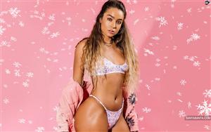 Sommer Ray turns up the heat with her enticing bikini look